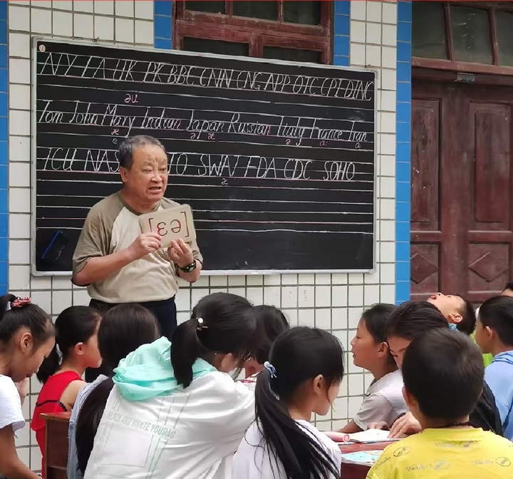 十年如一日!重庆退休教授刘晓生将桐梓农家院变英语角